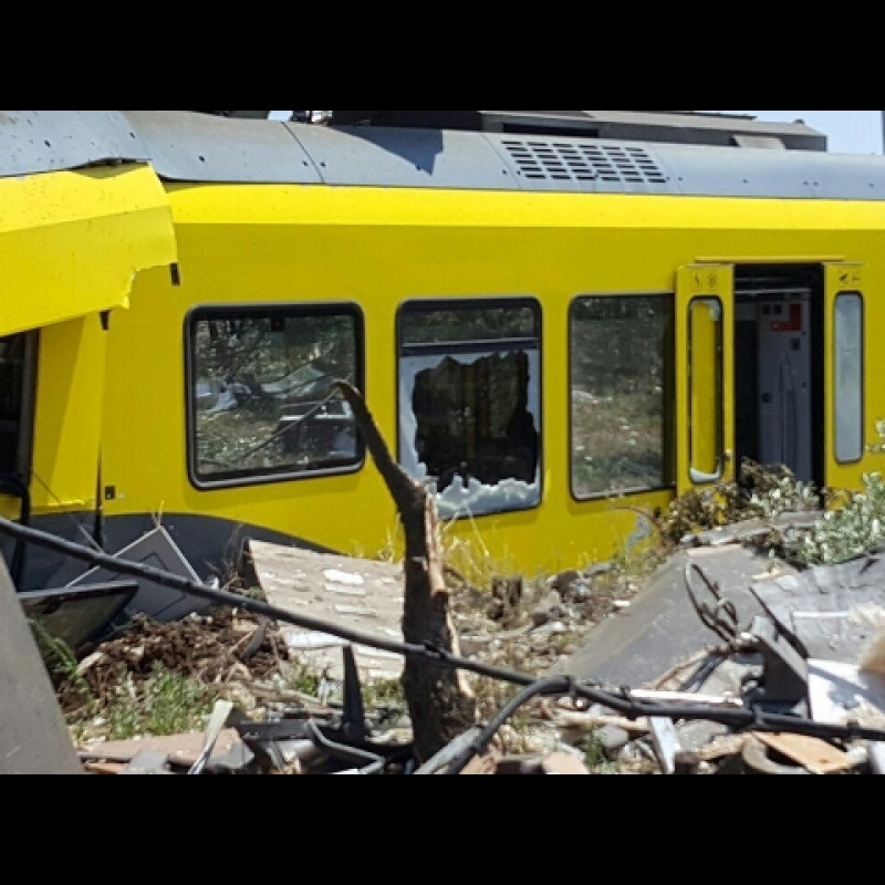 Tragedia treni, in Italia bandiere a mezz'asta