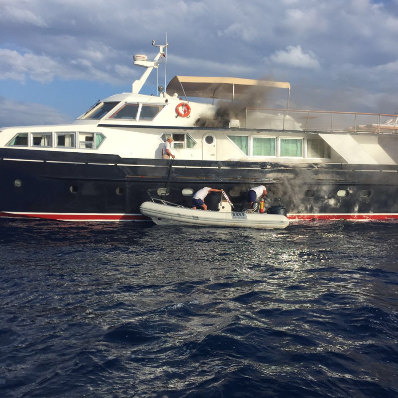 Yacht in fiamme a Panarea, a bordo pure Massaro