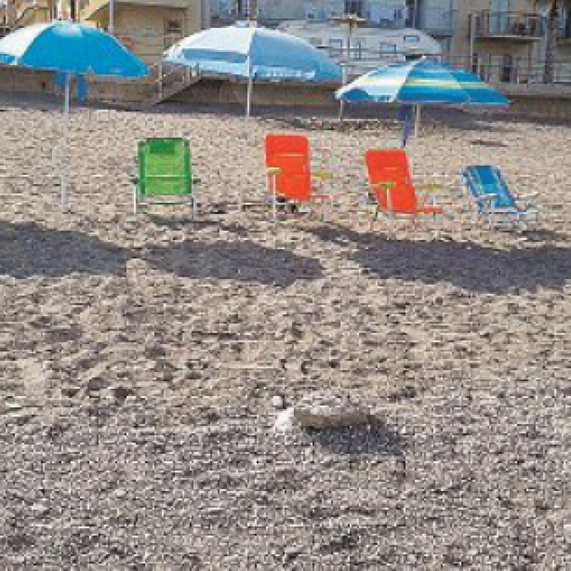 Ombrelloni e sedie a sdraio, ma la spiaggia è vuota