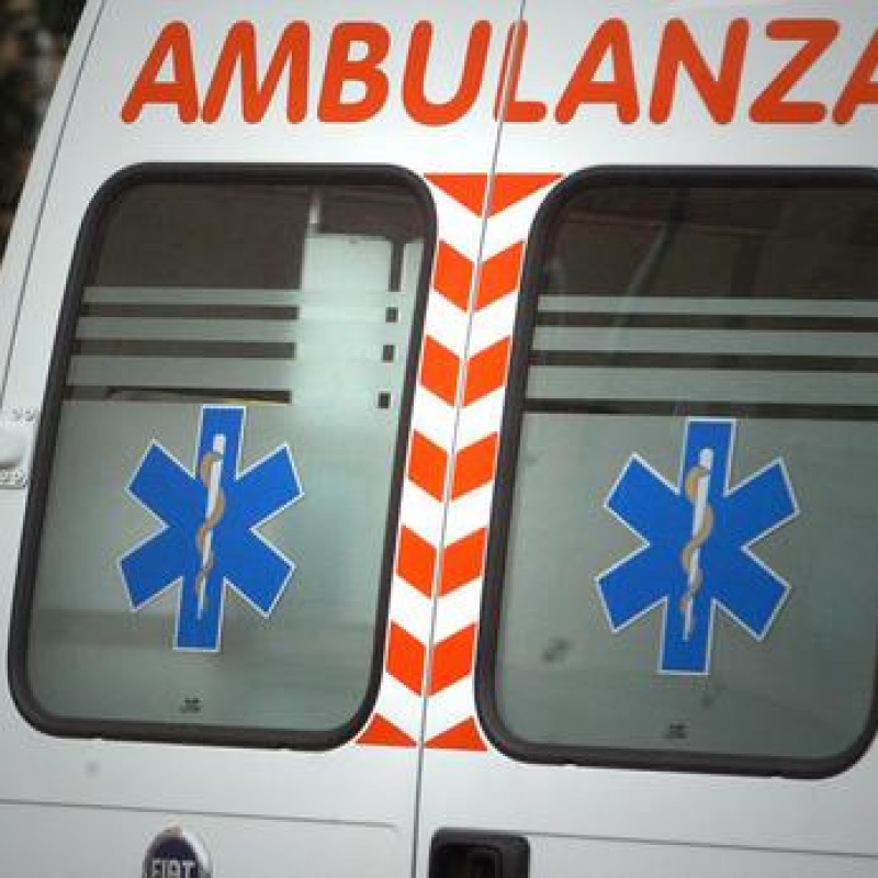 Cede il freno a mano, investita una donna