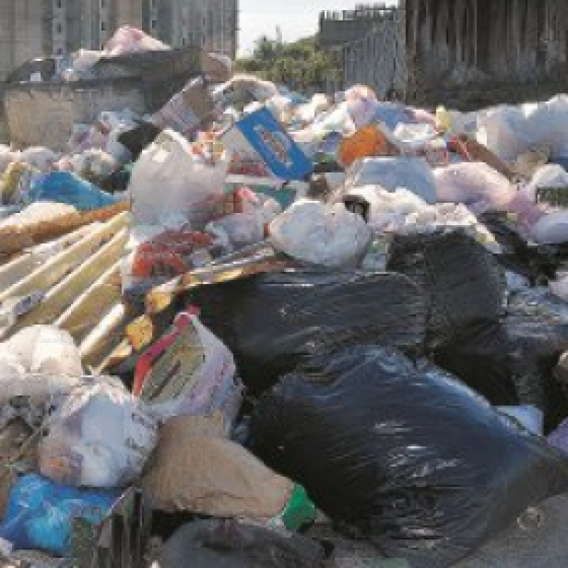 L’estate della spazzatura ovunque Accorinti e Ialacqua in Consiglio