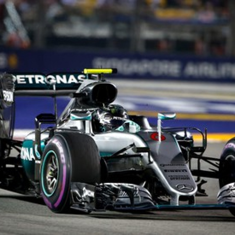 Rosberg trionfa a Singapore