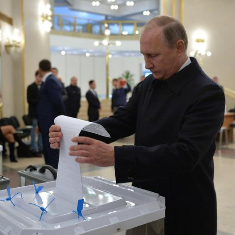 Putin vince con il 54,21% ma cala l'affluenza