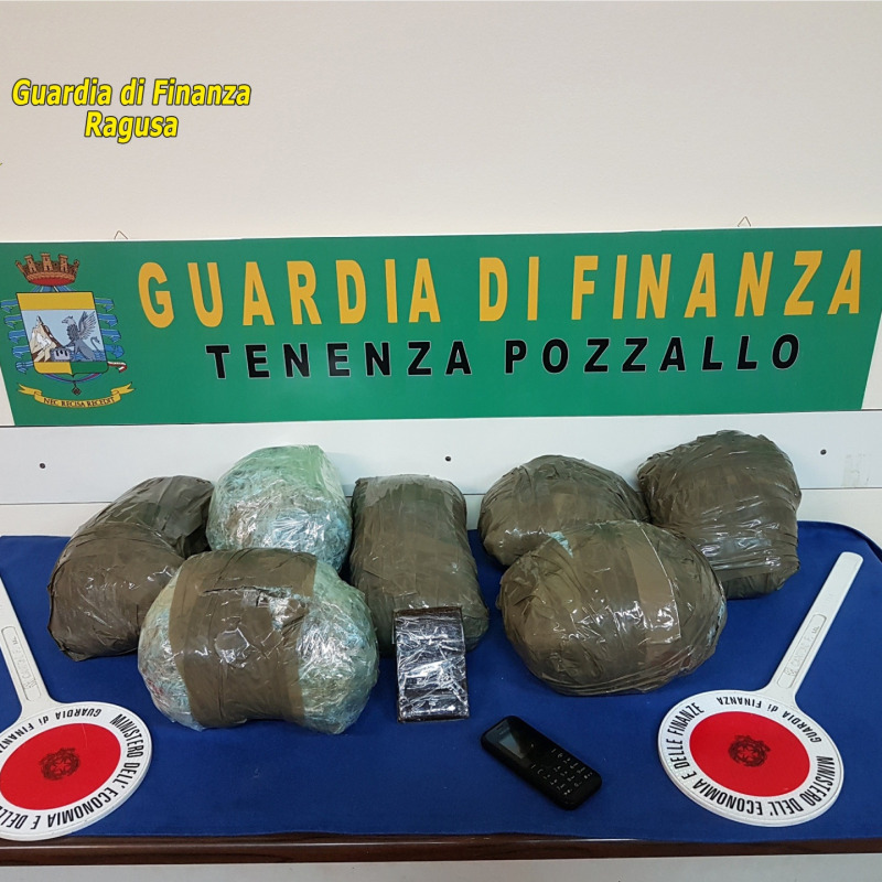 Colombiana bloccata con 4 chili di marijuana