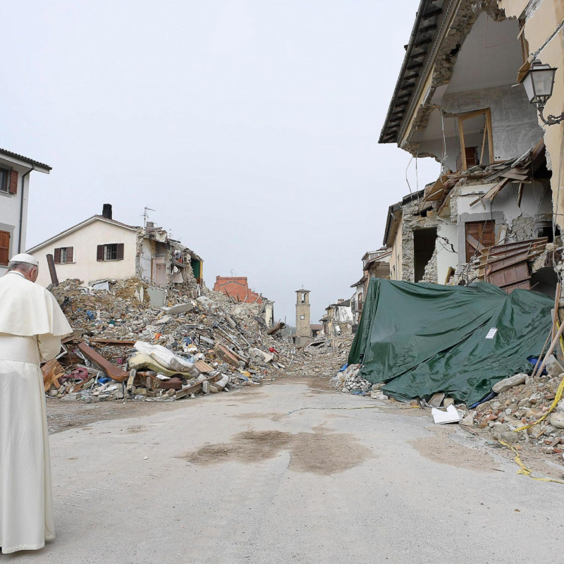 Papa Francesco nella zona rossa di Amatrice