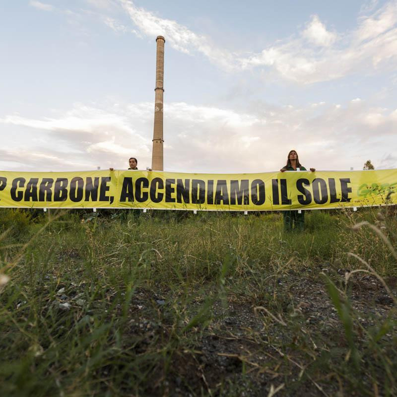 Attivisti Greenpeace su ciminiera per dire no al carbone