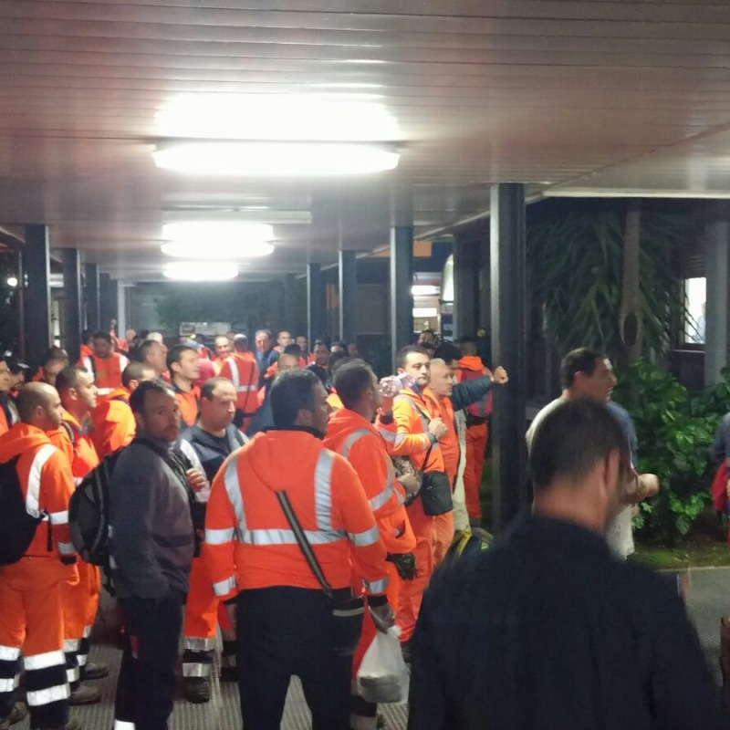 Gioia Tauro, i dipendenti bloccano il porto