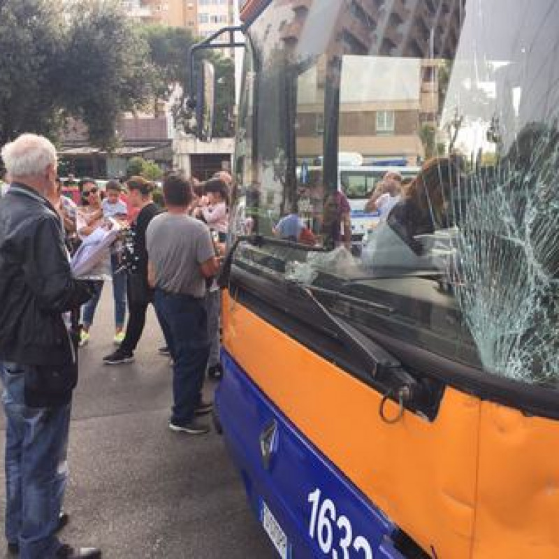 Auto contro bus: 20 feriti