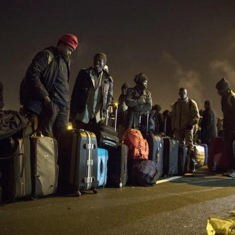 Calais, via allo sgombero dei migranti