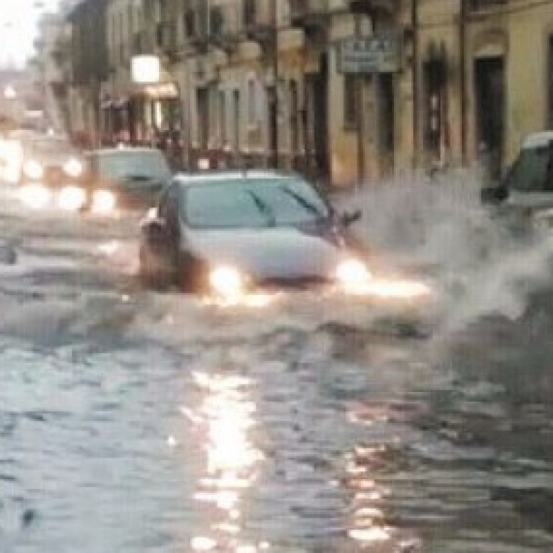 In pochi minuti strade come fiumi in piena