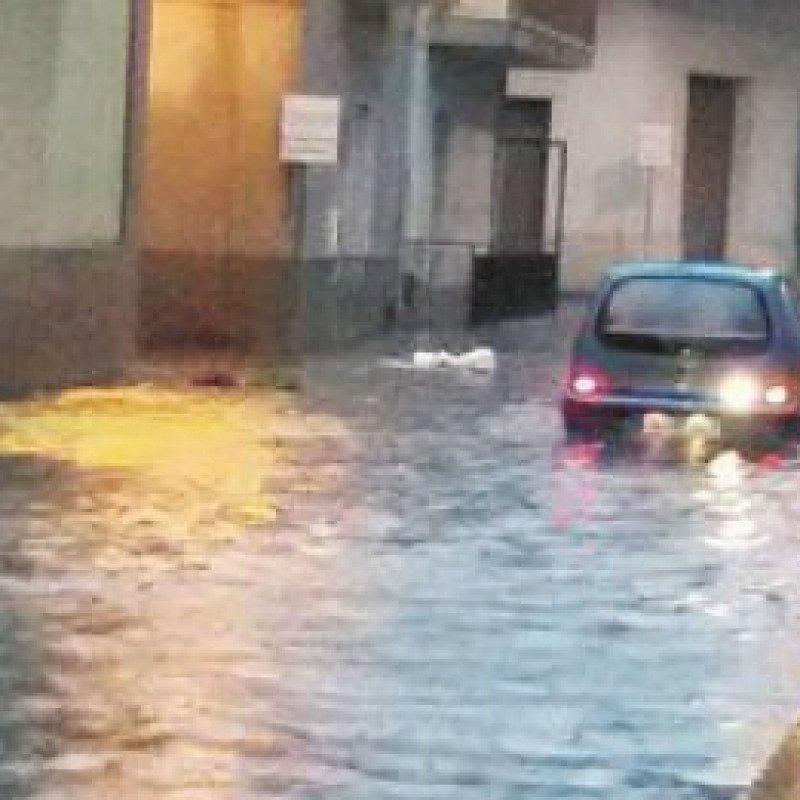 La pioggia caduta copiosa trasforma le strade in torrenti