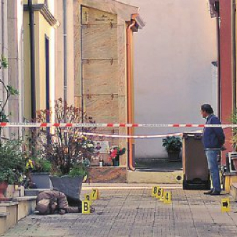 Madre e figlia uccise al cimitero