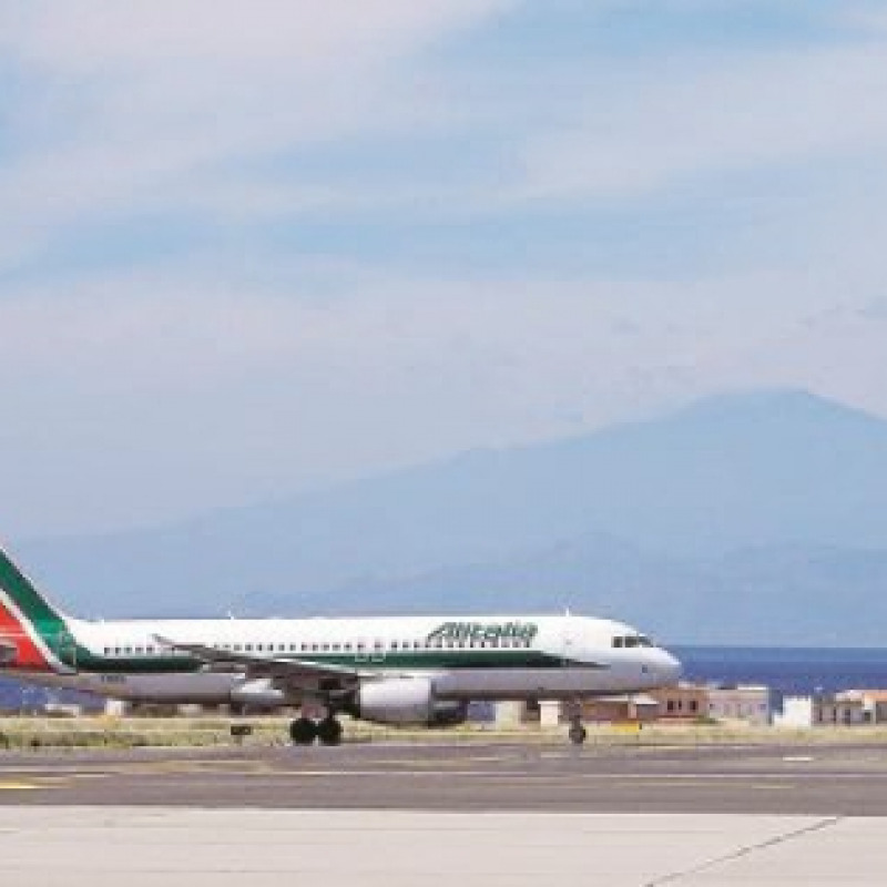 Un volo Alitalia in partenza dall'aeroporto dello Stretto