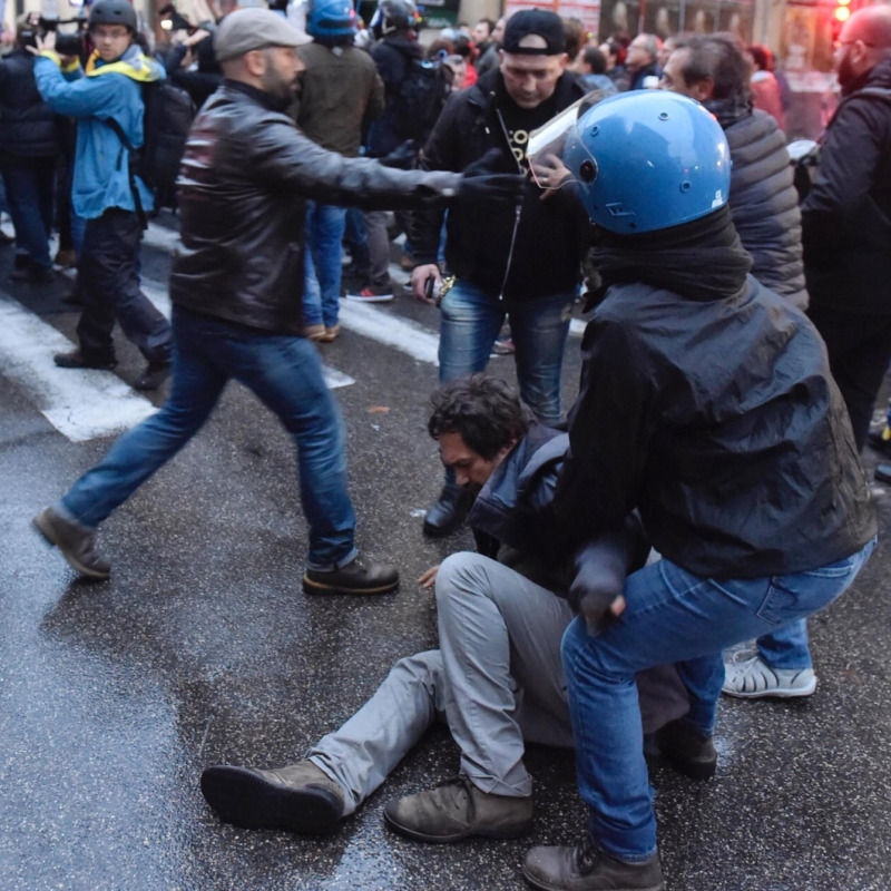 Corteo anti Renzi, la polizia carica i manifestanti