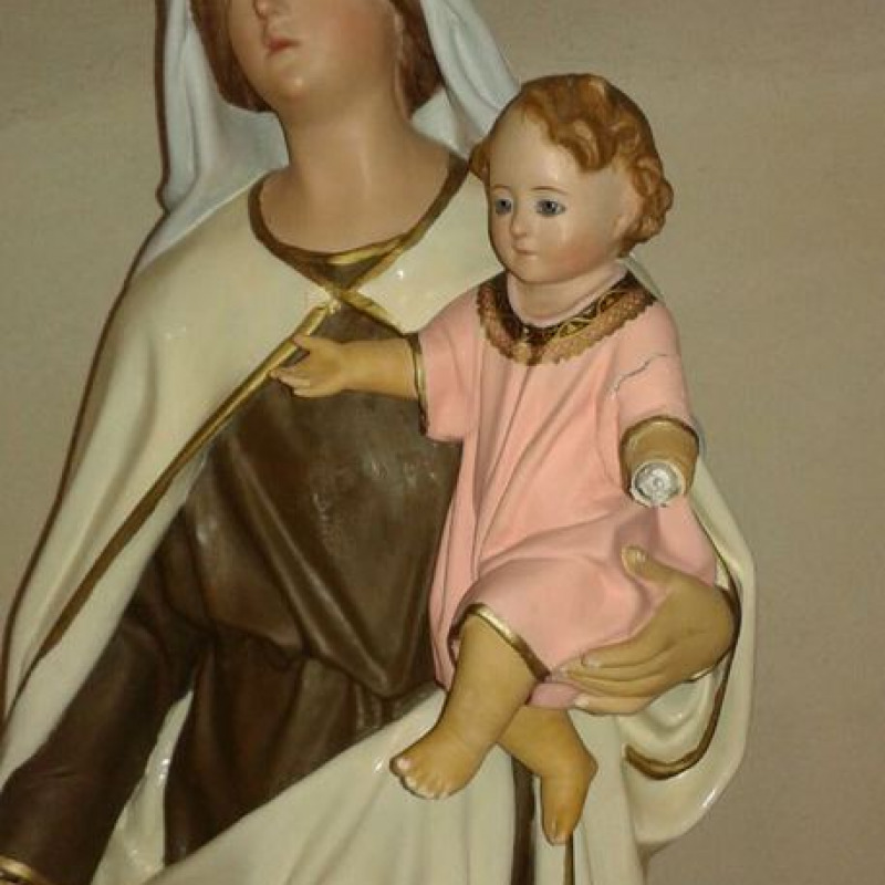 Danneggia statue sacre e monumento ai Caduti