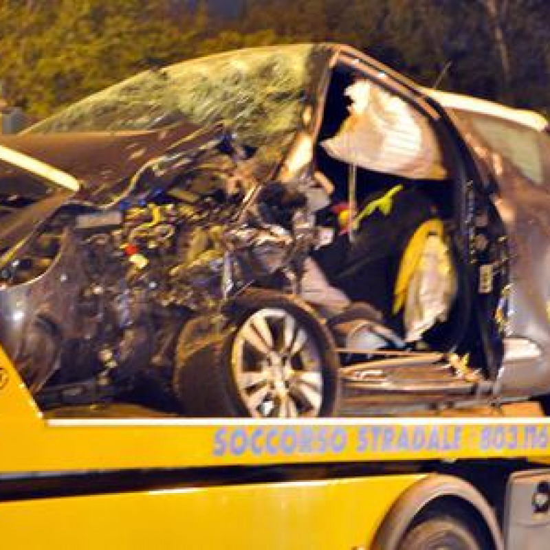 Auto contro albero, morti tre giovani a Bari