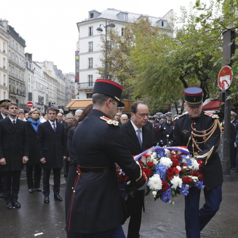 Un anno dopo Parigi ricorda le vittime del terrore