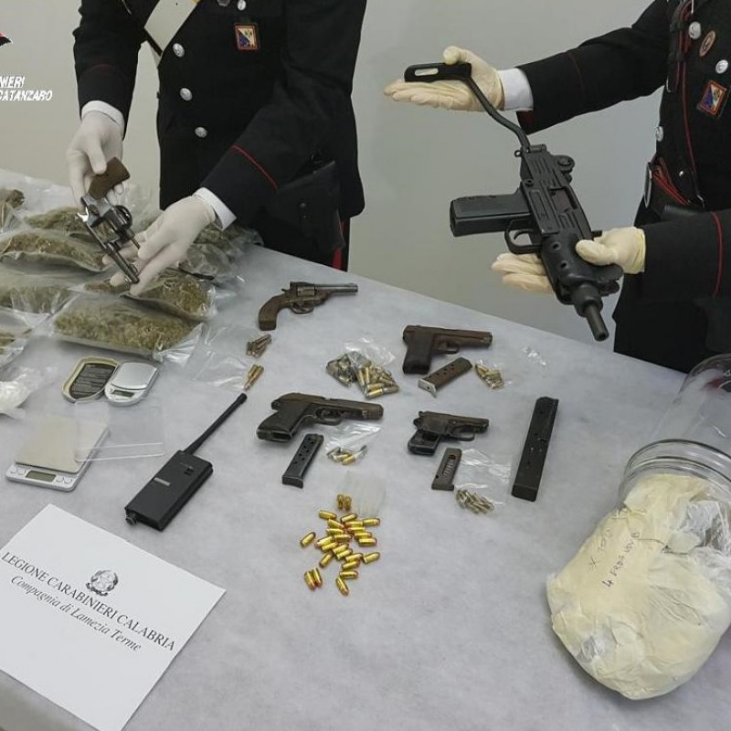 Armi e droga in uno studio, due arresti