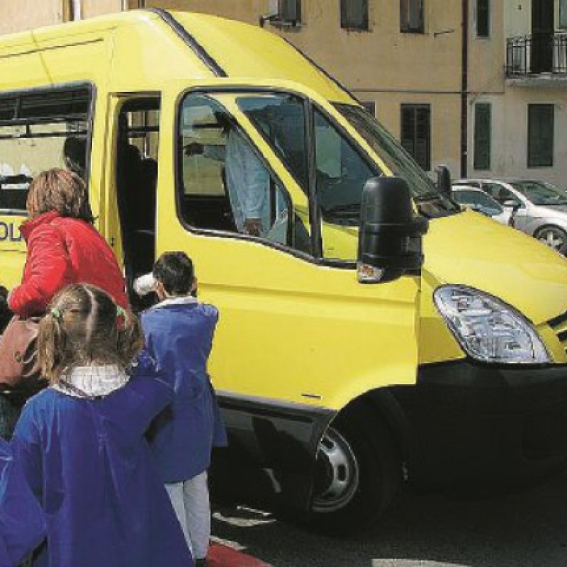 Il sindaco rinuncia all'indennità: riparte lo scuolabus
