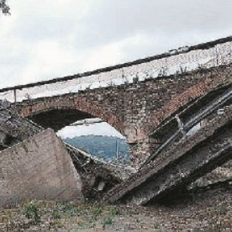 Bruzzano, il ponte è crollato