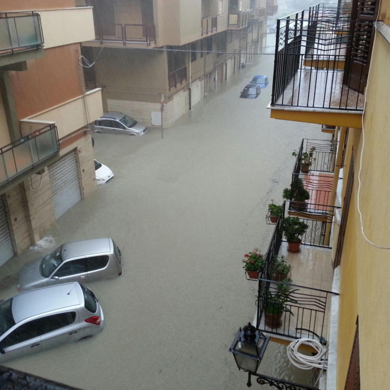 Nubifragio a Licata, auto e negozi sott'acqua