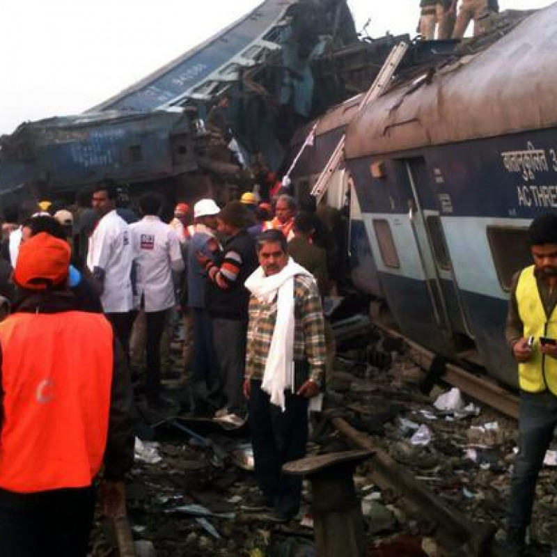 Incidente ferroviario in India, un centinaio i morti