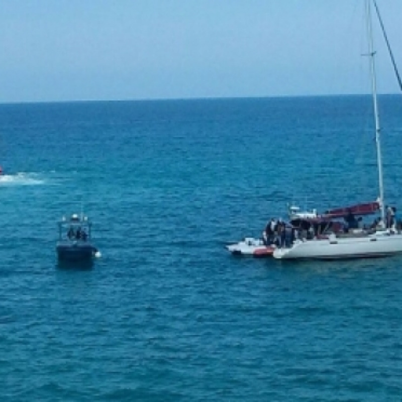 Migranti arrivati in barca a vela, a bordo anche tre neonati