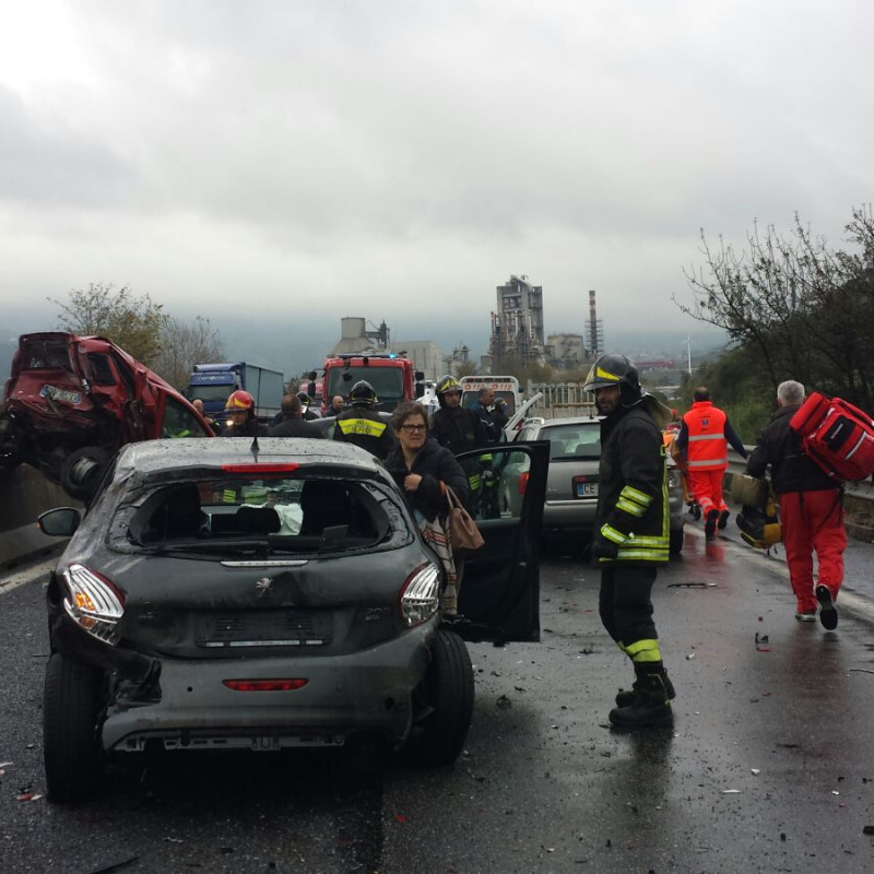 Scontro tra sei auto, chiuso un tratto della ss 280