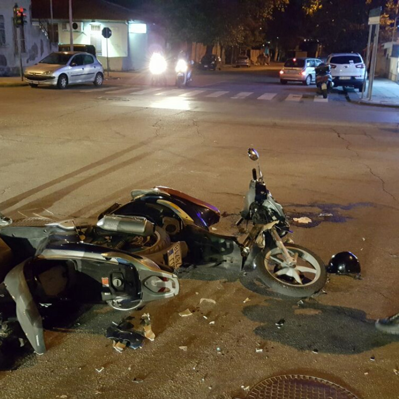 Violento impatto, grave uno scooterista