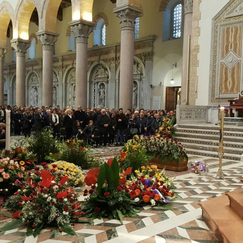 Svolti al Duomo i funerali di Micalizzi