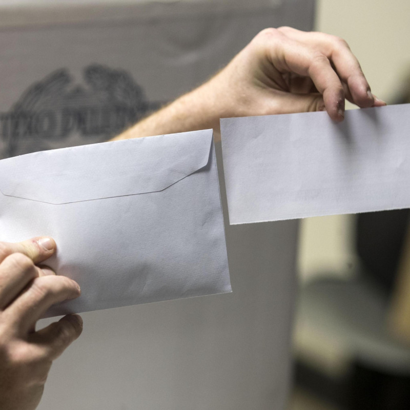 Nelle buste per il voto all'estero spuntano assegni e documenti