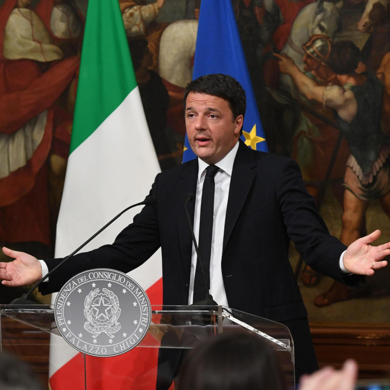 Renzi si dimette: l’euro ai minimi da 20 mesi
