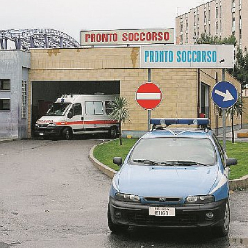 Venticinquenne pestato dal branco sotto gli occhi della madre