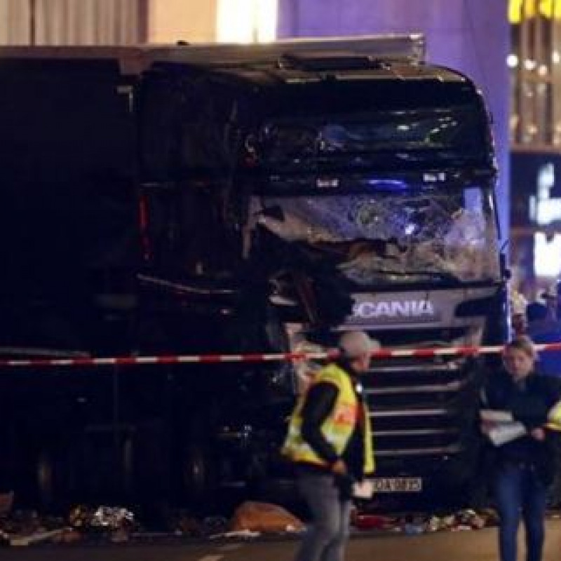 Camion contro mercato di Natale a Berlino: morti e feriti