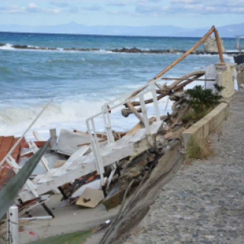 Il lungomare devastato dalle violenti mareggiate