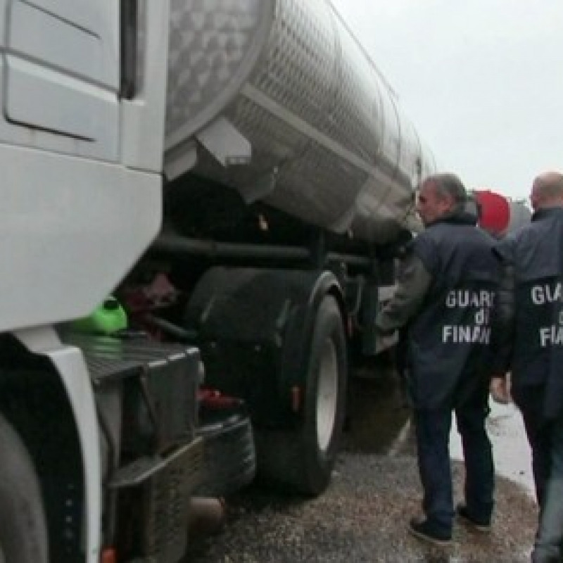 Contrabbando carburante in Sicilia, 14 arresti