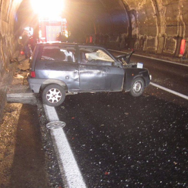 Scontro auto-camion, morto anziano