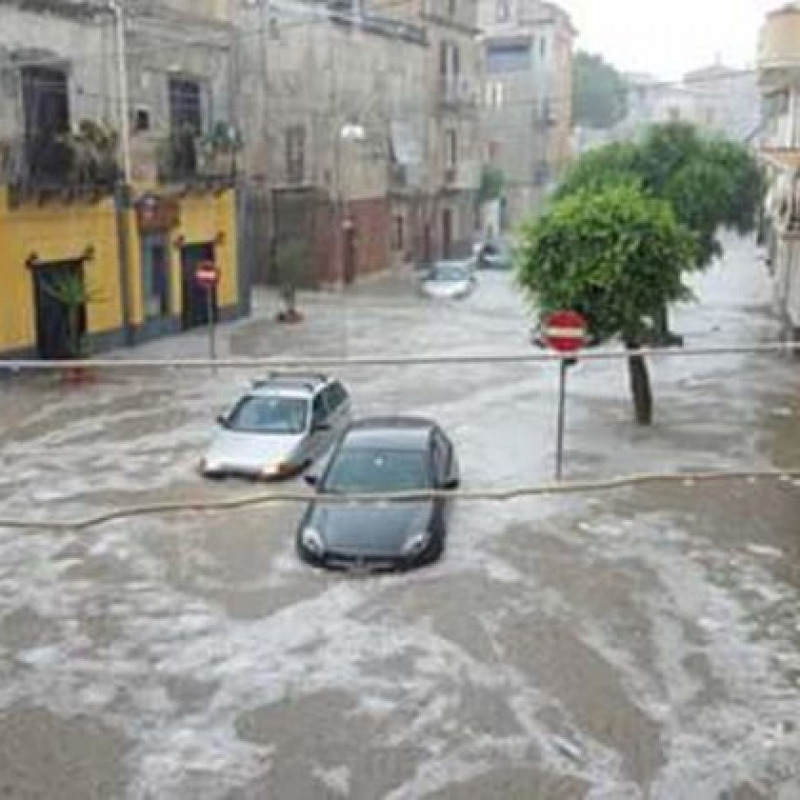 Torrente esonda e travolge auto, un morto in Sicilia