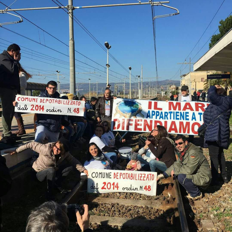 Attivisti del "14 luglio" bloccano i treni