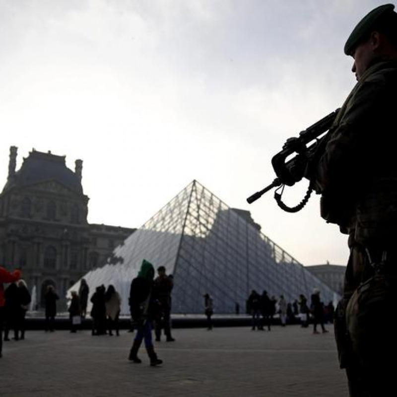 Viene aggredito con un coltello, militare gli spara vicino al Louvre