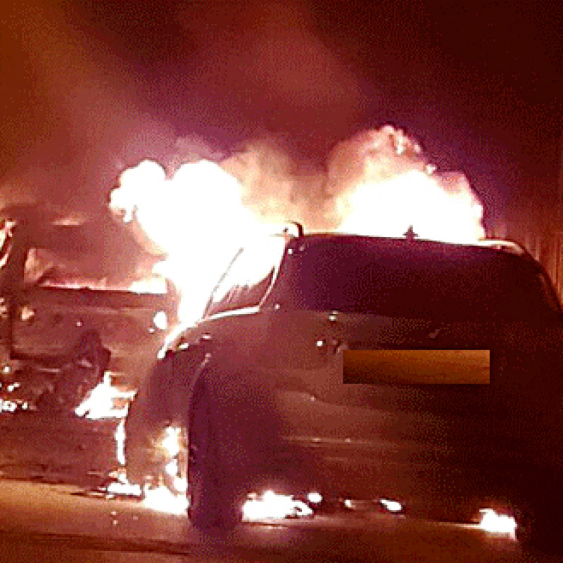 Incendio doloso distrugge tre auto