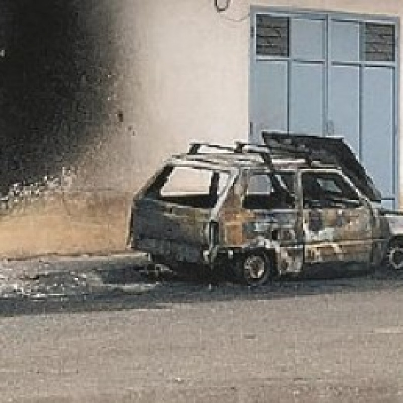 Distrutta dalle fiamme auto di un dipendente comunale