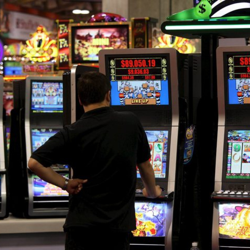 Alle slot machine nelle ore di lavoro, 18 medici indagati