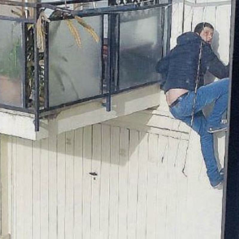 Scatta foto dal balcone e “incastra” il ladro