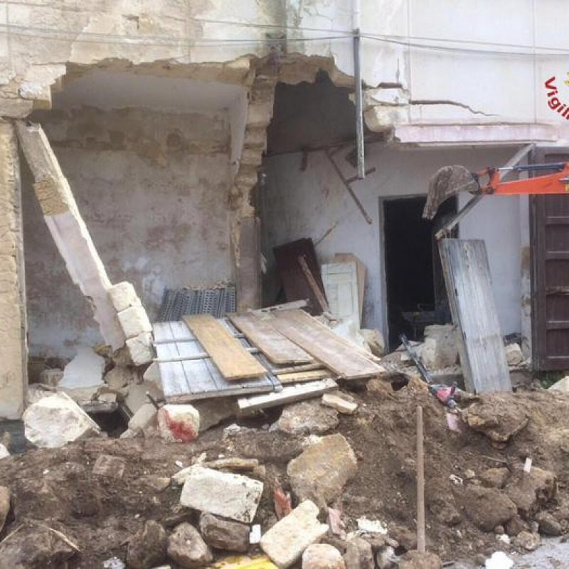 Crolla cinema in ristrutturazione a Mazara, 2 feriti