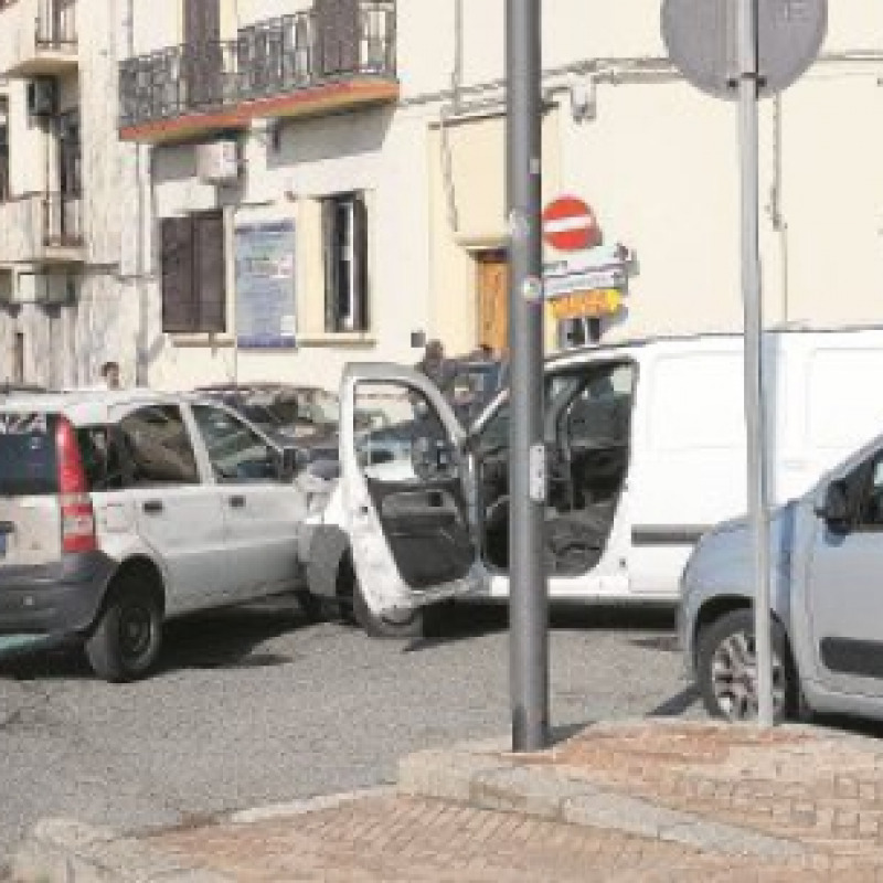 Furgone sperona auto di un vigilante: sottratti 20mila euro