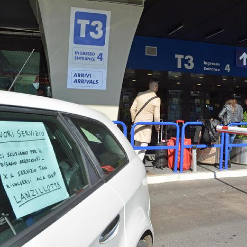 Uber: servizio taxi bloccato a Roma. Proteste a Torino e a Milano