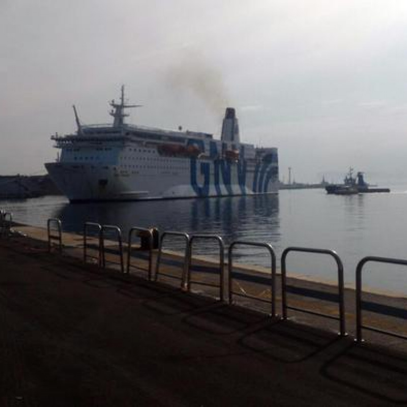 Traghetto in fiamme nel porto Palermo