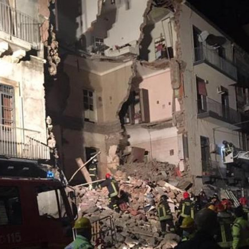 Crolla palazzina in pieno centro a Catania, un morto e 4 feriti