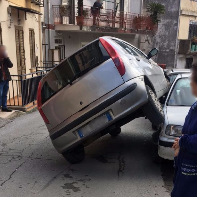 Stuntman messinese "parcheggia" su un'auto